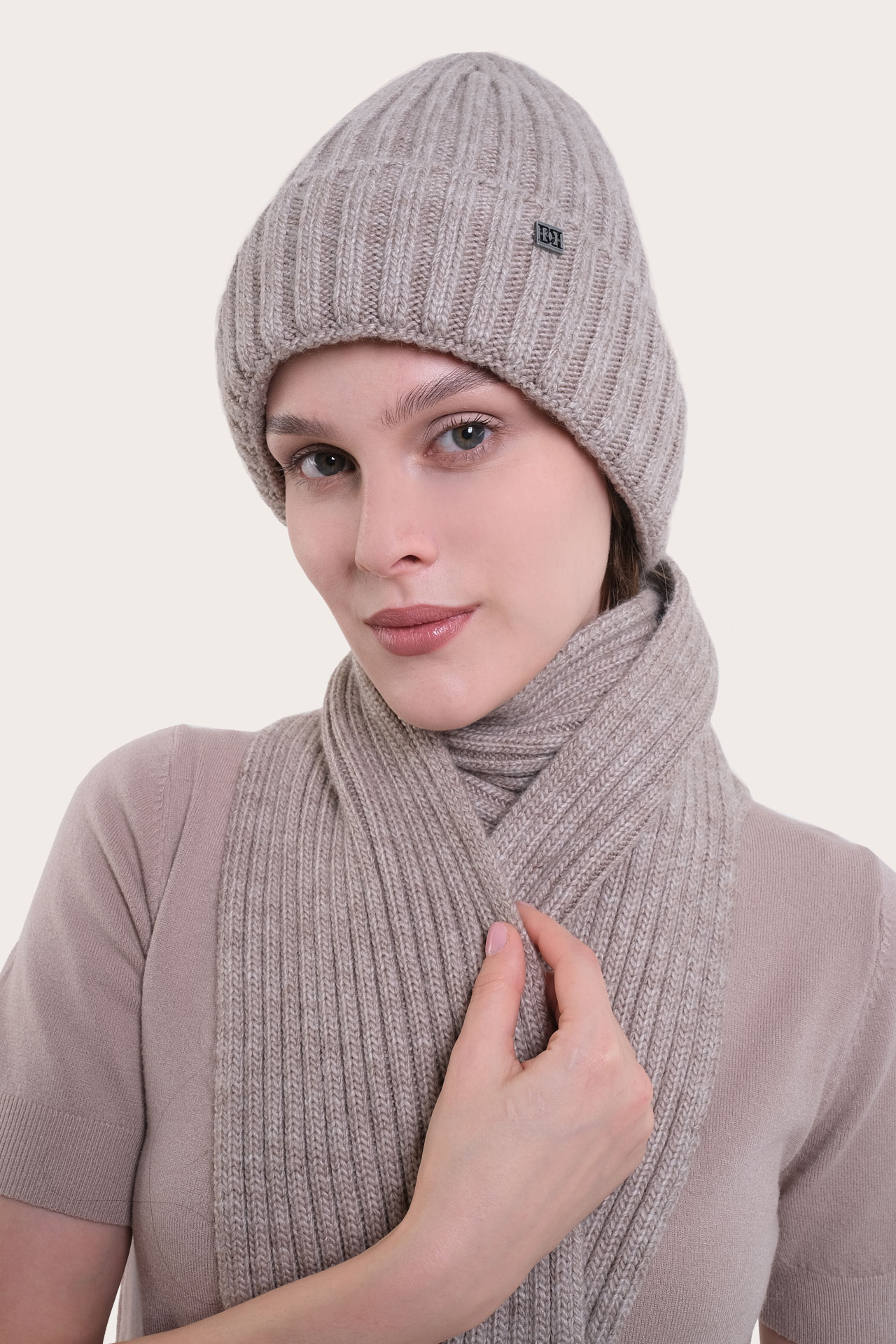 Шапка и шарф (к-т) женский 93688D-0925-2 `Tricotier` 35-56 светло-коричневый